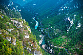 Gorges du Tarn vom Point Sublime Roc des Hourtous, La Malene, Lozere, Frankreich. UNESCO-Welterbe. Regionaler Naturpark Grands Causses. Lozere. Okzitanien.