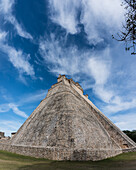 Die Ostfassade der Pyramide des Magiers, auch bekannt als Pyramide des Zwerges. Sie ist das höchste Bauwerk in den prähispanischen Maya-Ruinen von Uxmal, Mexiko, und ragt etwa 35 Meter in die Höhe.