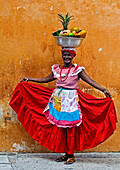 Palenquera-Frau verkauft Früchte in Cartagena, Kolumbien. Die Palenqueras sind eine einzigartige afrikanischstämmige ethnische Gruppe im Norden Südamerikas.