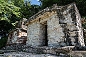 Tempel III und IV in den Ruinen der Maya-Stadt Bonampak in Chiapas, Mexiko.