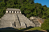 Der Tempel der Inschriften mit dem Schatten des Palastturms am Morgen in den Ruinen der Maya-Stadt Palenque, Palenque-Nationalpark, Chiapas, Mexiko. Eine UNESCO-Welterbestätte.