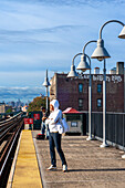 U-Bahnsteig, Zug und Gleise in der Bronx, NYC
