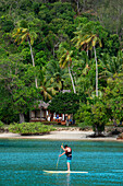 Torust übt Paddel-Surfen im Likuliku Lagoon Resort, Fünf-Sterne-Resort, Malolo Island, Mamanucas, Fidschi