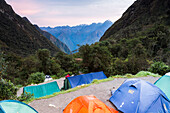 Zeltplatz bei Sonnenaufgang am Morgen des 3. Tages des Inkapfades, Region Cusco, Peru