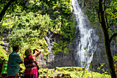 Papenoo-Wasserfall, Tahiti, Französisch-Polynesien. Frankreich. Faarumai-Wasserfall, Tahiti Nui, Gesellschaftsinseln, Französisch-Polynesien, Südpazifik. Vaiharuru-Wasserfall, Papenoo-Tal, Insel Tahiti, Französisch-Polynesien