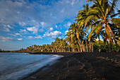 Schwarzer Sandstrand Punalu'u im Bezirk Ka'u auf der Großen Insel von Hawaii.
