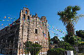 Die Kolonialkirche des Apostels Petrus wurde unter der Leitung von Franziskanermönchen in Chapab de las Flores in Yucatan, Mexiko, errichtet.
