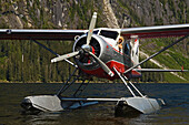 Michelle Masden und Lady Esther, ihr DeHavilland Beaver DHC-2 Wasserflugzeug, auf dem Nooya Lake, Misty Fiords National Monument, Alaska.