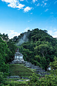 Tiefhängende Wolken am Morgen am Kreuztempel in den Ruinen der Maya-Stadt Palenque, Palenque-Nationalpark, Chiapas, Mexiko. Eine UNESCO-Welterbestätte.