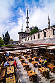 Restaurant an der Blauen Moschee (Sultan-Ahmed-Moschee oder Sultan-Ahmet-Camii), Istanbul, Türkei
