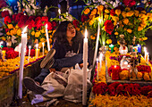 Mexikanische Frau auf einem Friedhof am Tag der Toten in Oaxaca, Mexiko