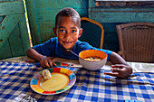 Junge, Einheimischer, der auf den Inseln Solevu und Yaro auf der Insel Malolo der Mamanucas-Inselgruppe in Fidschi lebt