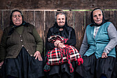 Porträt eines Einheimischen im Gespräch in einem Dorf in Maramures, Rumänien