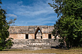 Der Haupteingang zum Nonnenkloster-Viereck befindet sich durch einen Kragsteinbogen in der Mitte des Südgebäudes in den prähispanischen Maya-Ruinen von Uxmal, Mexiko.