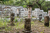 Geschnitzte Steinsäulen im Tempel von Xtoloc in den Ruinen der großen Maya-Stadt Chichen Itza, Yucatan, Mexiko. Die prähispanische Stadt Chichen-Itza gehört zum UNESCO-Weltkulturerbe.