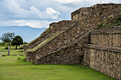 Die Treppe an der Vorderseite der Nordplattform der präkolumbianischen zapotekischen Ruinen von Monte Alban in Oaxaca, Mexiko. Eine Stätte des UNESCO-Weltkulturerbes.