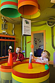 Junge und Mädchen mit Bernoullis Gebläse-Ausstellung im A. C. Gilbert Discovery Village; Riverfront Park, Salem, Oregon.