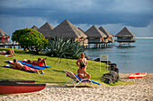 Sonnenuntergang im Hotel Le Meridien auf der Insel Tahiti, Französisch-Polynesien, Tahiti Nui, Gesellschaftsinseln, Französisch-Polynesien, Südpazifik.