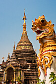 Buddhistischer Tempel Wat Chetawan, Chiang Mai, Thailand, mit Wächter Chinthe und Tschedi im burmesischen Stil.