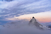 Wolken über dem Matterhorn, die bei Sonnenaufgang aus dem Nebel auftauchen, Gornergrat, Zermatt, Kanton Wallis, Schweiz, Europa