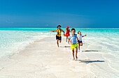 Fröhliche Eltern mit Söhnen, die an einem idyllischen, leeren Strand rennen, Sansibar, Tansania, Ostafrika, Afrika