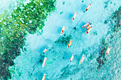 Luftaufnahme von verankerten Booten in der exotischen blauen Lagune, Sansibar, Tansania, Ostafrika, Afrika