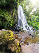 Wasserfall Cascata da Ribeira dos Caldeiroes auf der Insel Sao Miguel, Azoren-Inseln, Portugal, Atlantischer Ozean, Europa