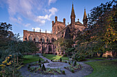 Chester Cathedral vom Remembrance Garden aus im Herbst, Chester, Cheshire, England, Vereinigtes Königreich, Europa