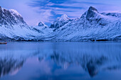 Die Bergkette Bergsbotn spiegelt sich im Wasser des Bergsfjords, Bergsbotn, Senja, Provinz Troms og Finnmark, Norwegen, Skandinavien, Europa