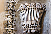 Dekoration aus menschlichen Schädeln und Knochen, Innenraum des Beinhauses von Sedlec, UNESCO-Weltkulturerbe, Kutna Hora, Tschechische Republik (Tschechien), Europa