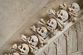 Dekoration aus menschlichen Schädeln und Knochen, Innenraum des Beinhauses von Sedlec, UNESCO-Welterbe, Kutna Hora, Tschechische Republik (Tschechien), Europa
