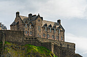 Tiefblick auf das Edinburgh Castle Hospital, Edinburgh, Schottland, Vereinigtes Königreich, Europa