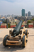 Kanone auf dem Santa-Lucia-Hügel mit dem Stadtzentrum von Santiago im Hintergrund, Metropolregion Santiago, Chile, Südamerika