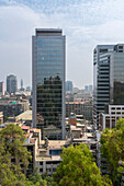 Hochhäuser des Stadtzentrums von Santiago von der Spitze des Santa Lucia Hügels aus gesehen, Metropolregion Santiago, Chile, Südamerika