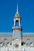 Detail der Fassade und des Turms des Edificio Armada de Chile am Plaza Sotomayor, UNESCO, Valparaiso, Provinz Valparaiso, Region Valparaiso, Chile, Südamerika