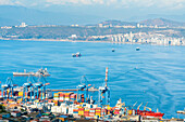 Blick von oben auf Kräne und gestapelte Frachtcontainer im Hafen von Valparaiso, Valparaiso, Provinz Valparaiso, Region Valparaiso, Chile, Südamerika