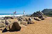 Felsen am Strand von Pablo Neruda unterhalb des Pablo Neruda Museums, Isla Negra, Chile, Südamerika