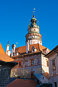 Turm der Staatsburg und des Schlosses Cesky Krumlov inmitten des blauen Himmels, UNESCO-Weltkulturerbe, Cesky Krumlov, Südböhmische Region, Tschechische Republik (Tschechien), Europa