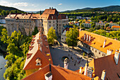 Blick von oben auf das Gelände der Staatsburg und des Schlosses Cesky Krumlov, UNESCO-Welterbestätte, Cesky Krumlov, Südböhmische Region, Tschechische Republik (Tschechien), Europa