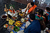 Sri Srinivasa Perumal Hindu-Tempel, Hindu-Priester (Brahmane) bei Puja-Zeremonie und Ritualen, Singapur, Südostasien, Asien