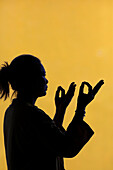 Silhouette einer betenden Frau in einem Tempel Glaube und Spiritualität, Vietnam, Indochina, Südostasien, Asien