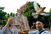 Quan Am Bo Tat-Tempel, buddhistische Zeremonie, bei der Vögel wieder in die Wildnis entlassen werden, um einem Menschen zu helfen, Verdienste zu erwerben, Vung Tau, Vietnam, Indochina, Südostasien, Asien