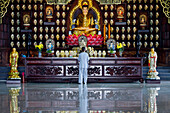 Betende Frau am Hauptaltar, Phat Quang Buddhistischer Tempel, Siddhartha Gautama (der Shakyamuni Buddha), Chau Doc, Vietnam, Indochina, Südostasien, Asien