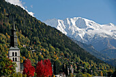 Französische Alpen im Herbst, Barockkirche, Saint-Gervais, Haute Savoie, Auvergne-Rhone-Alpes, Frankreich, Europa