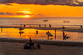 Blick auf Kuta Beach bei Sonnenuntergang, Kuta, Bali, Indonesien, Südostasien, Asien