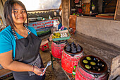 Mädchen macht Klepon, traditionelle balinesische Reiskuchen, Bali, Indonesien, Südostasien, Asien