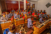 Einheimische spielen Gamelan Saron Gangsa, traditionelle Musikinstrumente, Ulun Danu Beratan-Tempel am Bratan-See, Bali, Indonesien, Südostasien, Asien