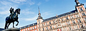 Statue und Gebäude auf der Plaza Major