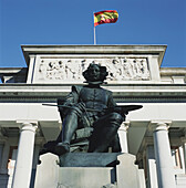 Das Prado-Museum mit Velazquez-Statue