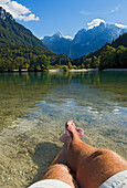 Ein Mann entspannt sich am Jasna-See.